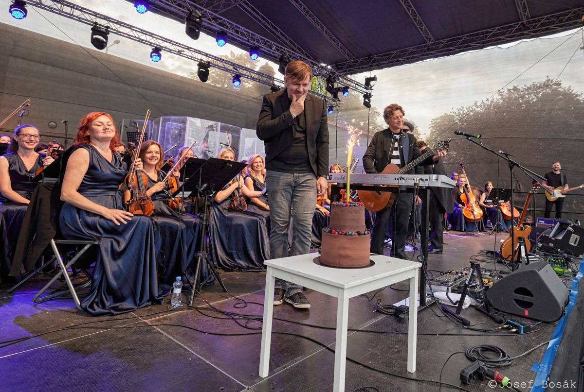 Michal Hrůza zahájil turné Symphonica na zahradě Trojského zámku, kapelu doprovází ženský orchestr i dětský sbor