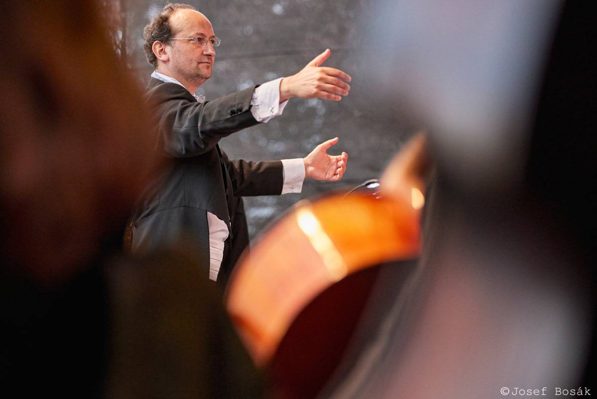 Michal Hrůza zahájil turné Symphonica na zahradě Trojského zámku, kapelu doprovází ženský orchestr i dětský sbor