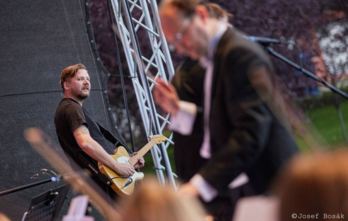 Michal Hrůza zahájil turné Symphonica na zahradě Trojského zámku, kapelu doprovází ženský orchestr i dětský sbor