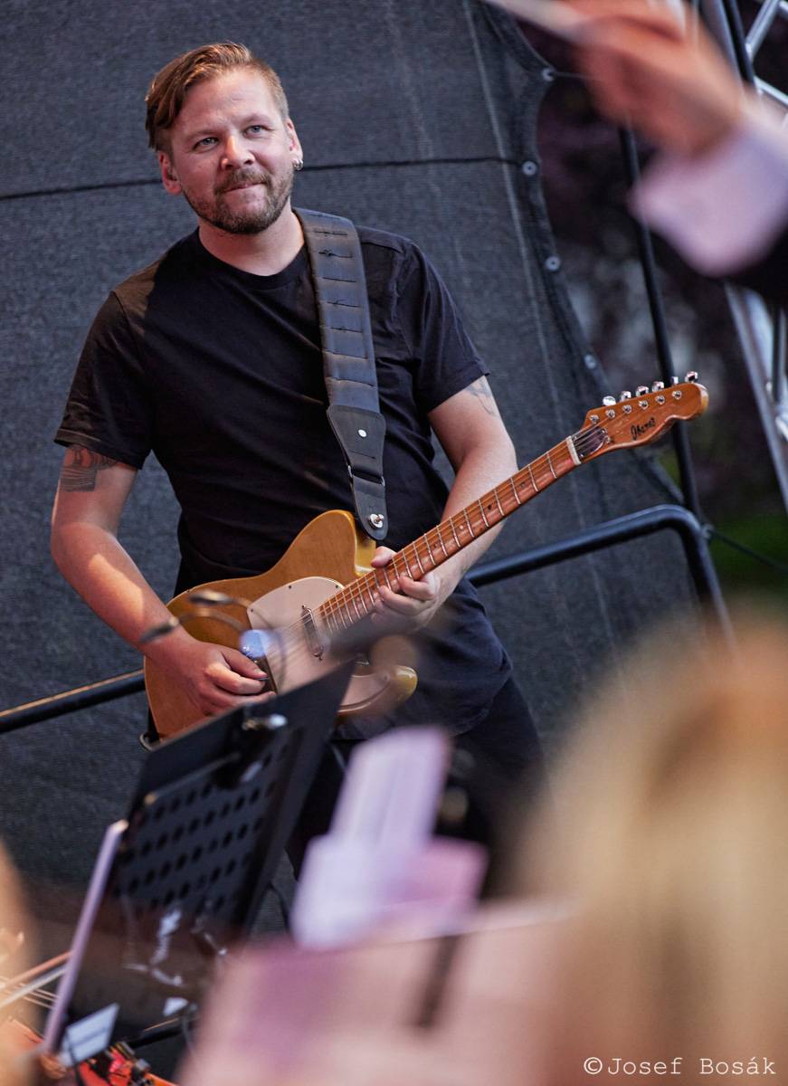 Michal Hrůza zahájil turné Symphonica na zahradě Trojského zámku, kapelu doprovází ženský orchestr i dětský sbor