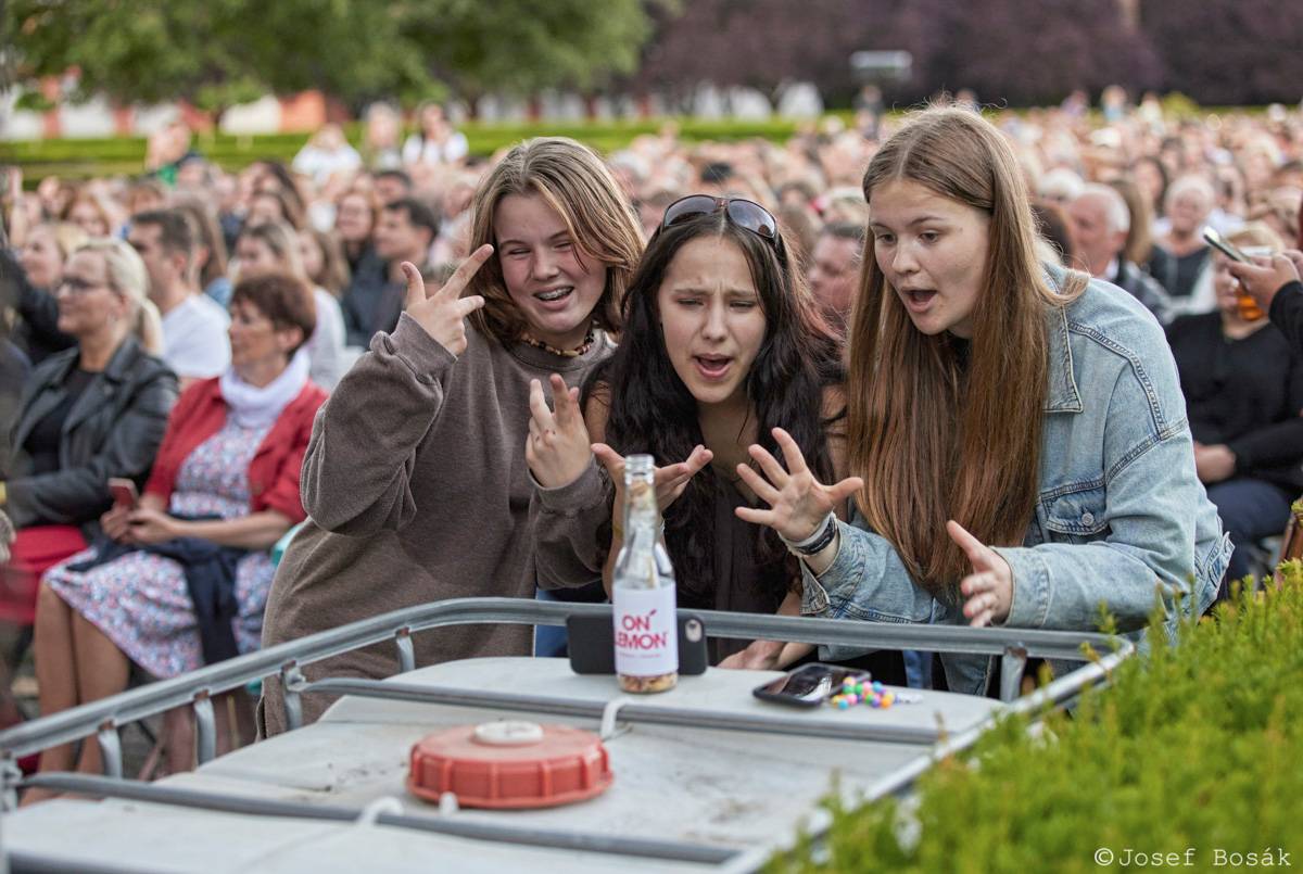 Michal Hrůza zahájil turné Symphonica na zahradě Trojského zámku, kapelu doprovází ženský orchestr i dětský sbor