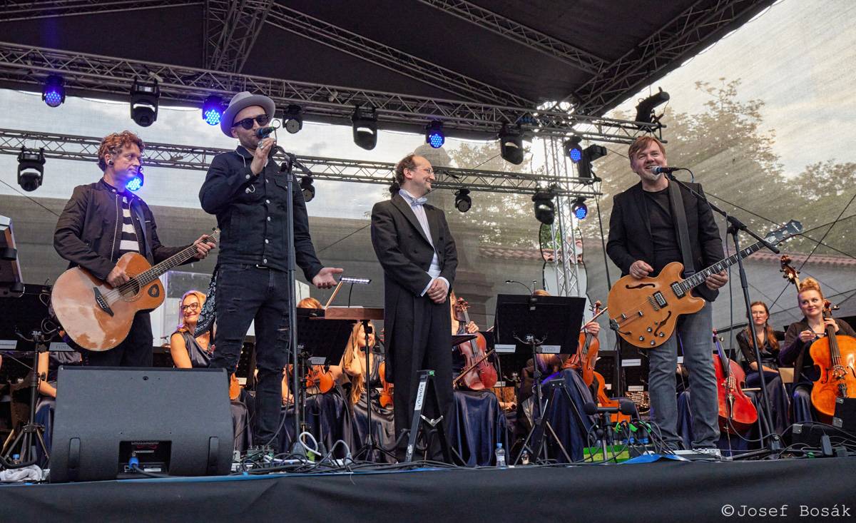 Michal Hrůza zahájil turné Symphonica na zahradě Trojského zámku, kapelu doprovází ženský orchestr i dětský sbor