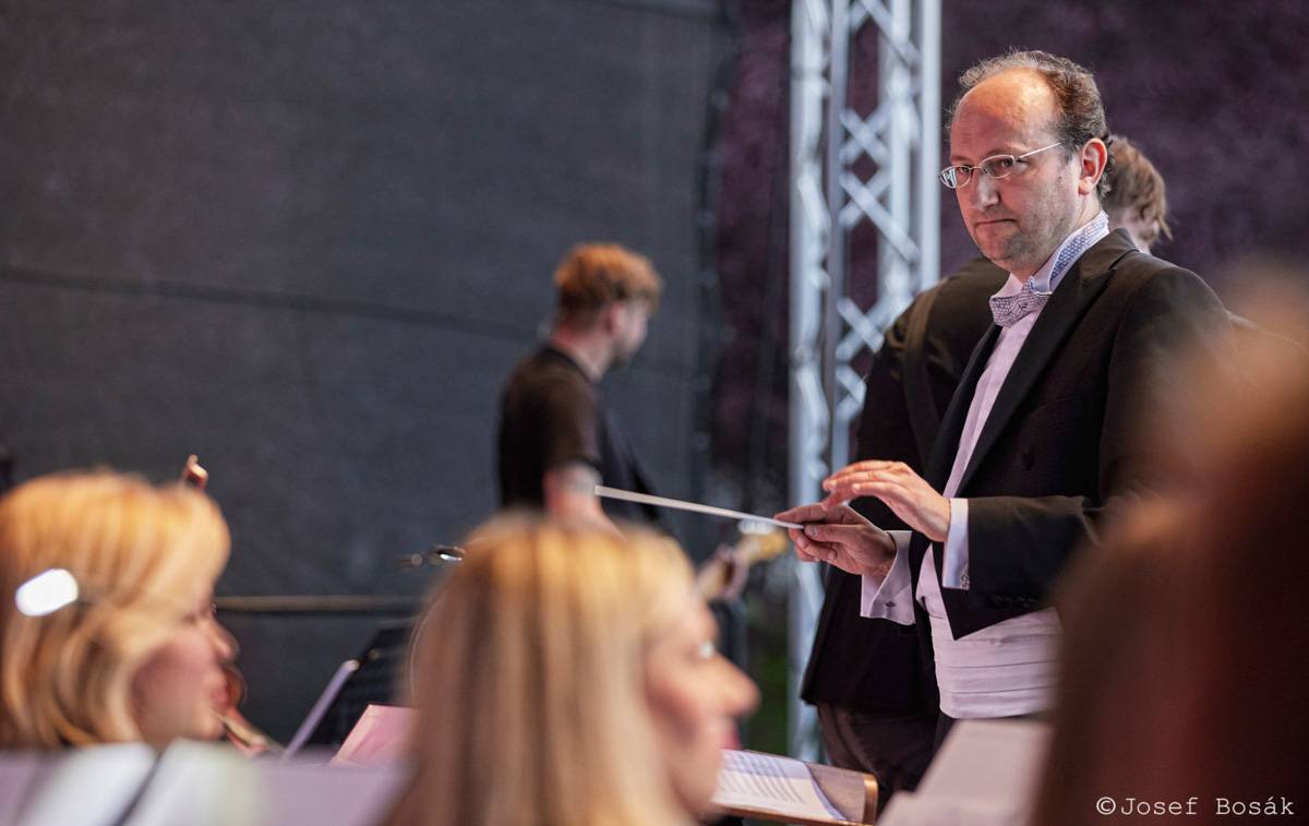 Michal Hrůza zahájil turné Symphonica na zahradě Trojského zámku, kapelu doprovází ženský orchestr i dětský sbor