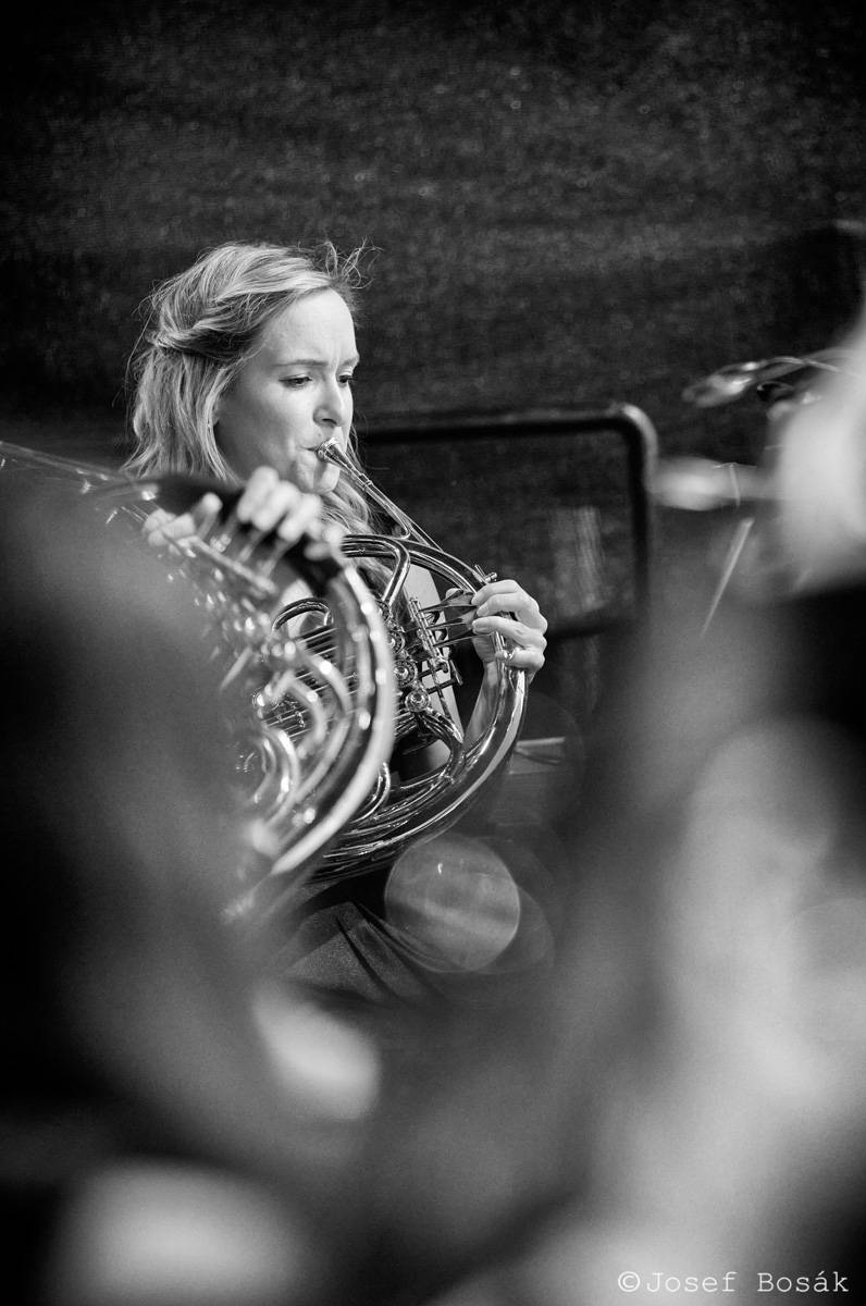 Michal Hrůza zahájil turné Symphonica na zahradě Trojského zámku, kapelu doprovází ženský orchestr i dětský sbor