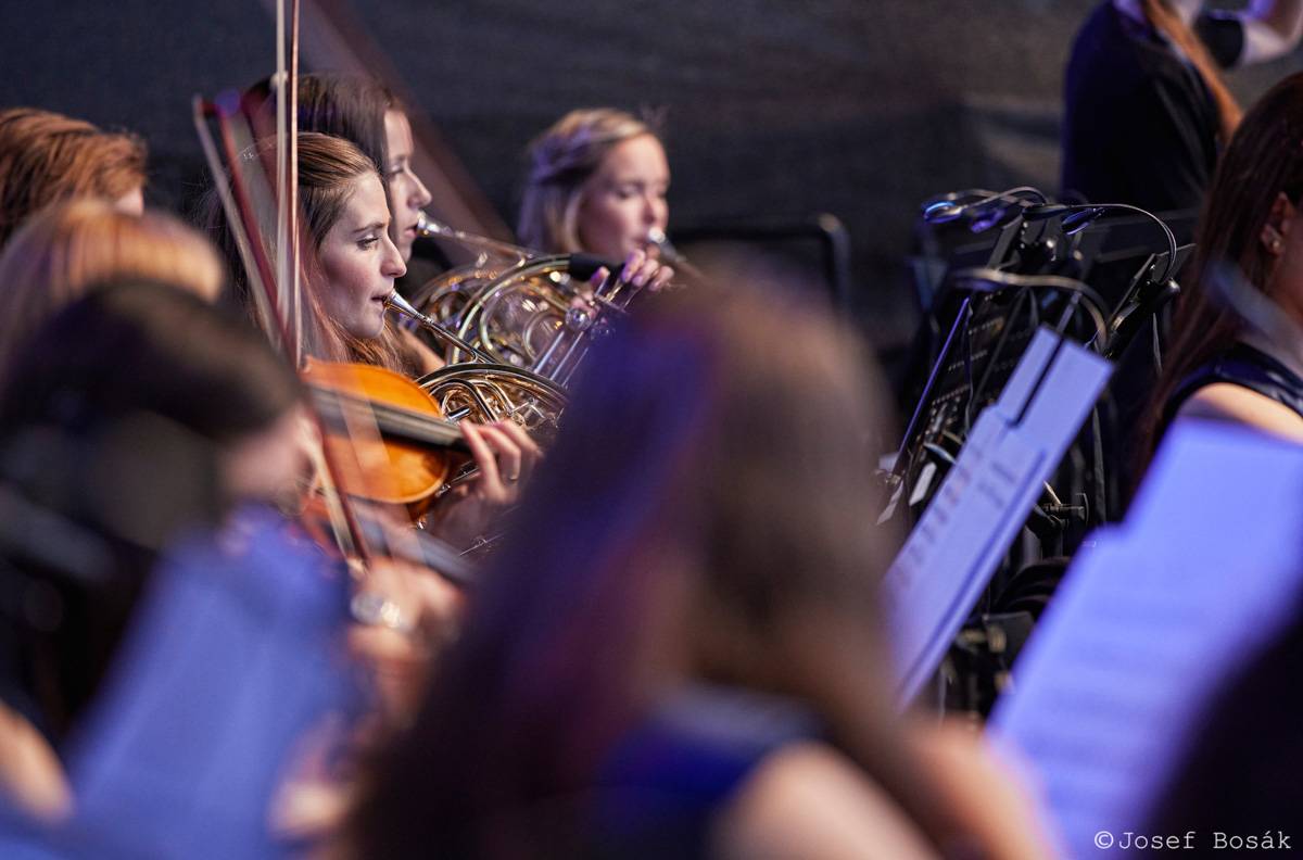 Michal Hrůza zahájil turné Symphonica na zahradě Trojského zámku, kapelu doprovází ženský orchestr i dětský sbor
