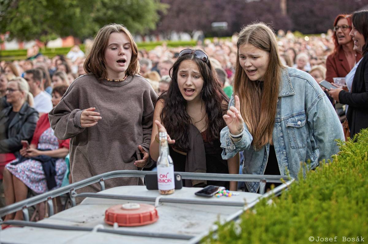 Michal Hrůza zahájil turné Symphonica na zahradě Trojského zámku, kapelu doprovází ženský orchestr i dětský sbor