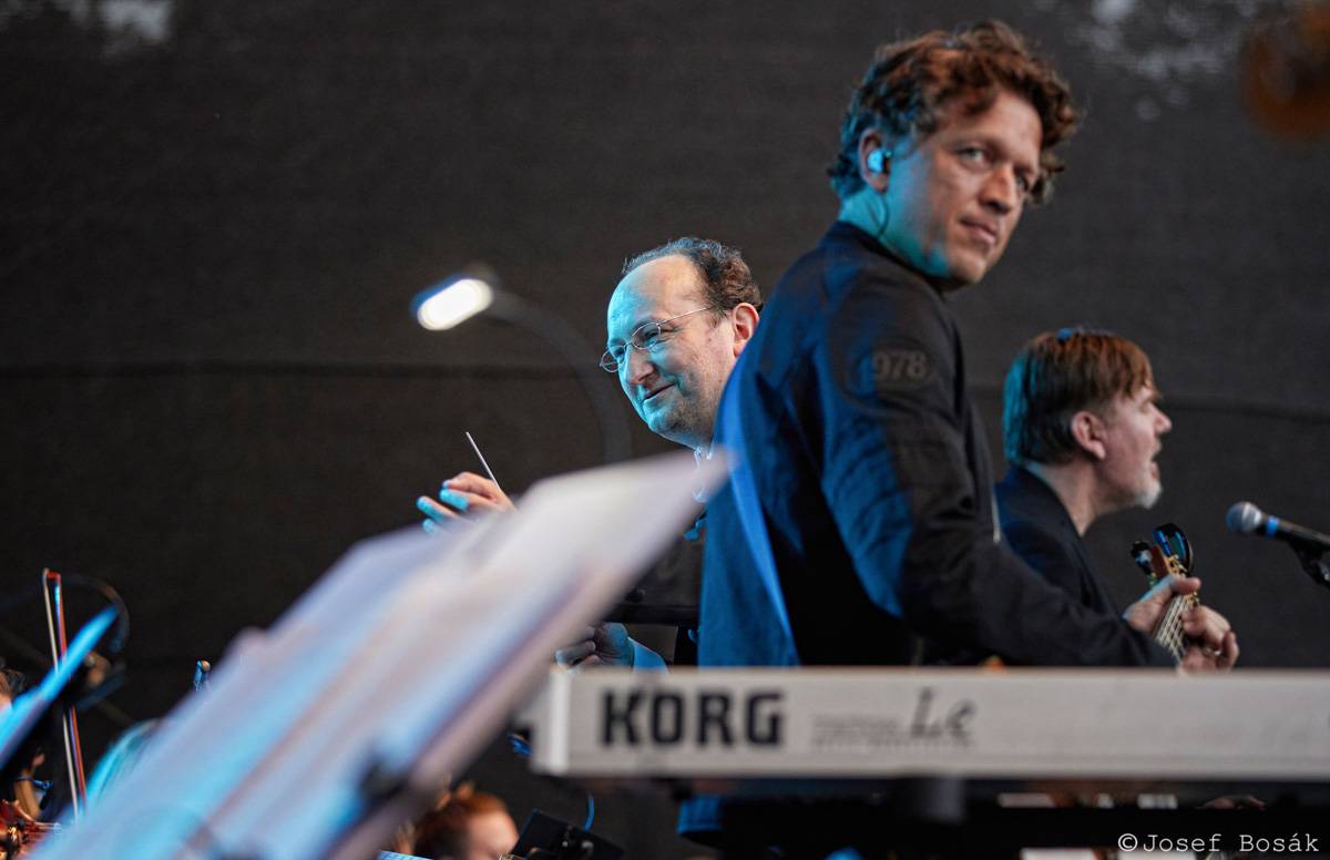 Michal Hrůza zahájil turné Symphonica na zahradě Trojského zámku, kapelu doprovází ženský orchestr i dětský sbor