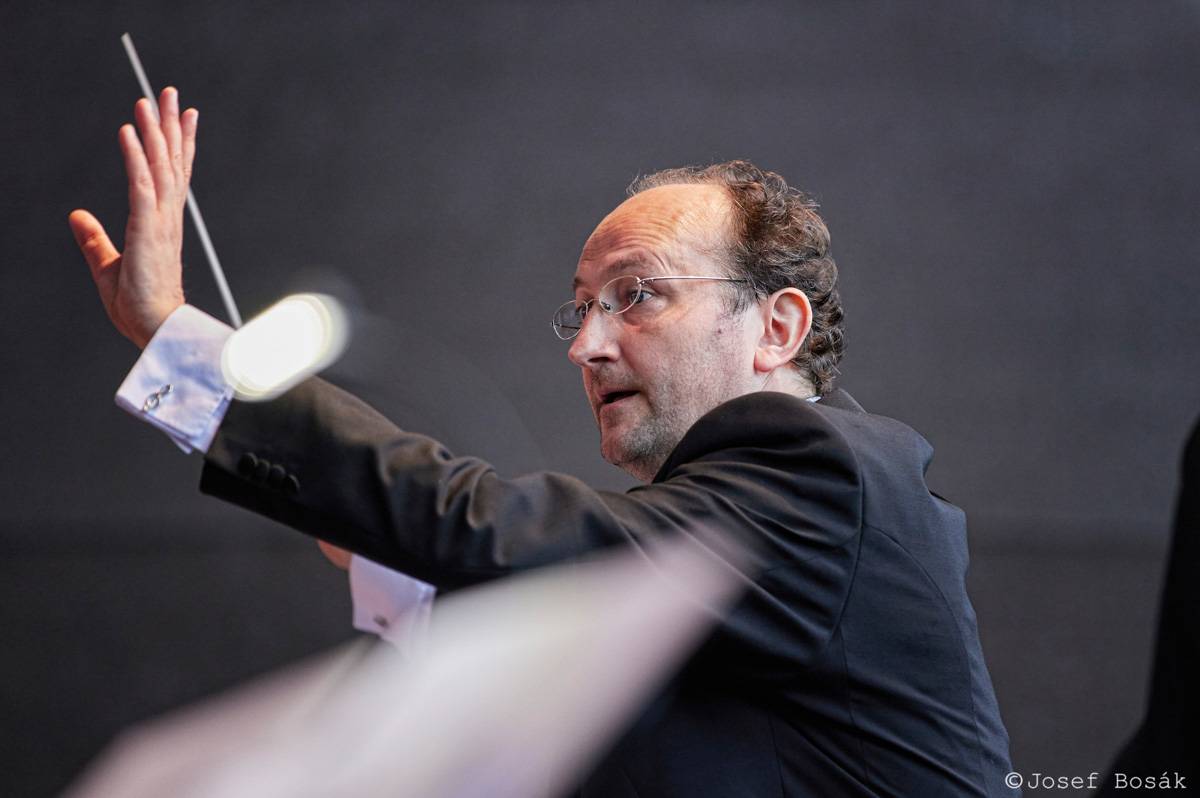 Michal Hrůza zahájil turné Symphonica na zahradě Trojského zámku, kapelu doprovází ženský orchestr i dětský sbor