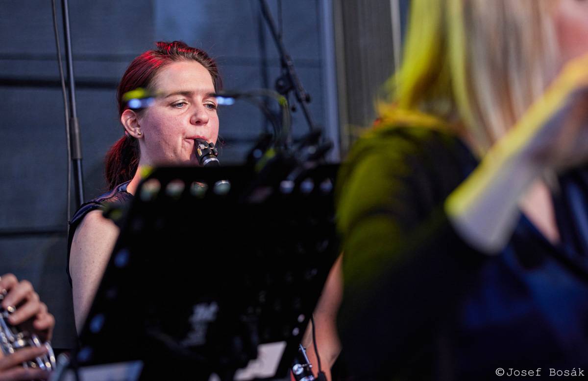 Michal Hrůza zahájil turné Symphonica na zahradě Trojského zámku, kapelu doprovází ženský orchestr i dětský sbor