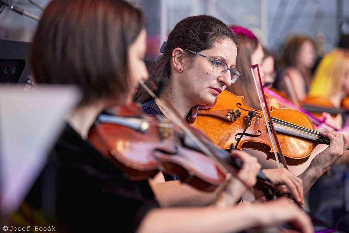 Michal Hrůza zahájil turné Symphonica na zahradě Trojského zámku, kapelu doprovází ženský orchestr i dětský sbor