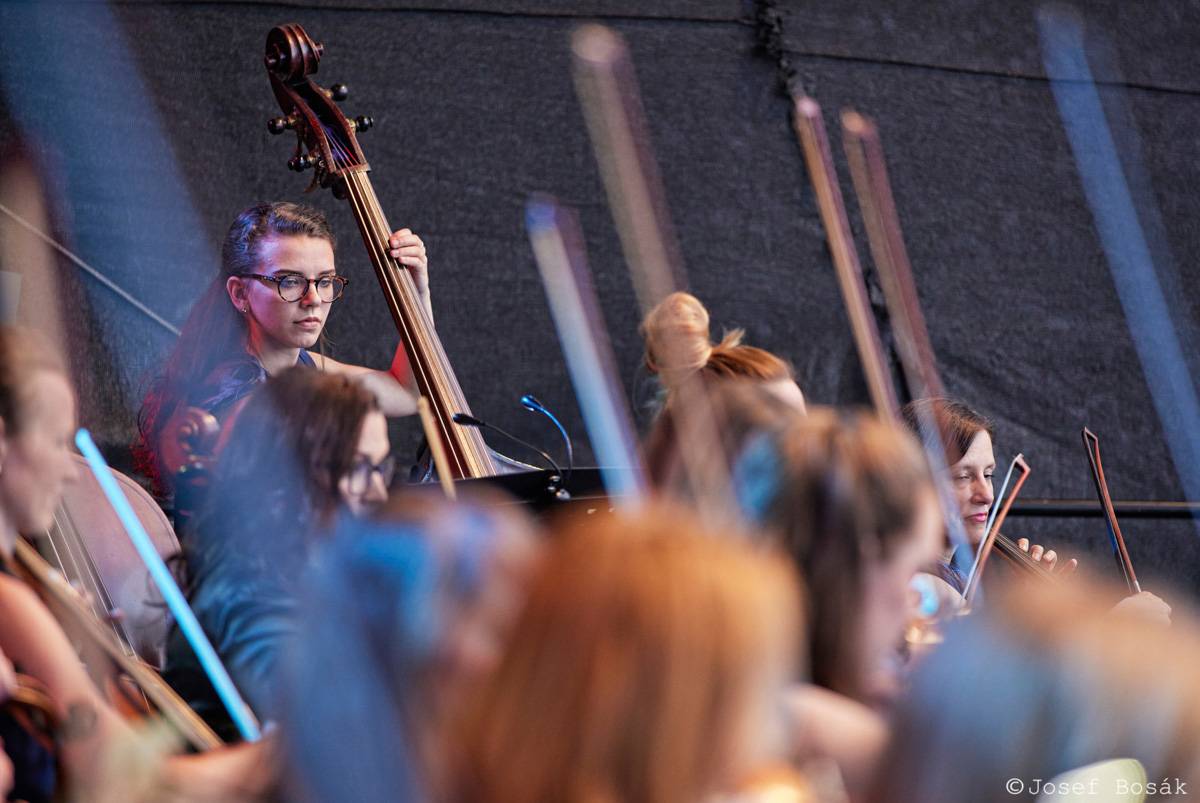 Michal Hrůza zahájil turné Symphonica na zahradě Trojského zámku, kapelu doprovází ženský orchestr i dětský sbor