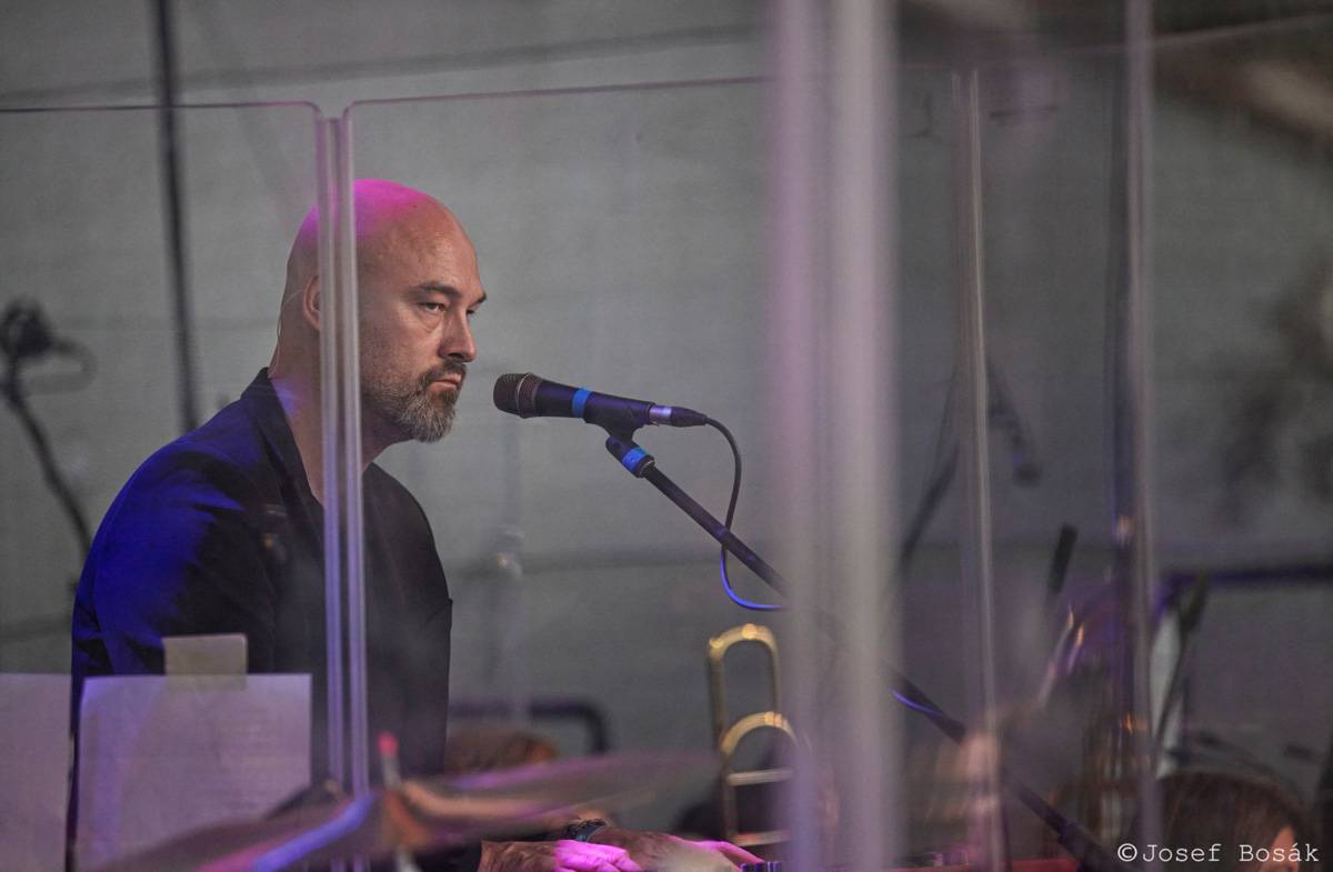 Michal Hrůza zahájil turné Symphonica na zahradě Trojského zámku, kapelu doprovází ženský orchestr i dětský sbor