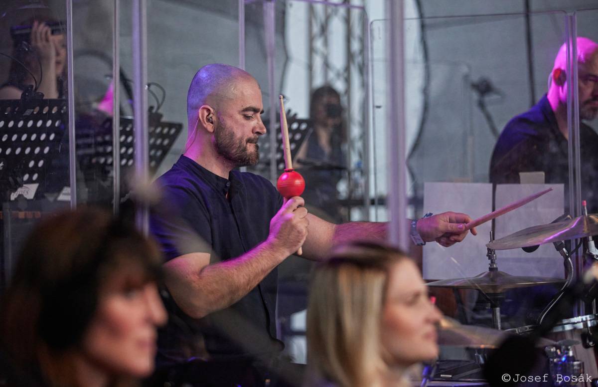 Michal Hrůza zahájil turné Symphonica na zahradě Trojského zámku, kapelu doprovází ženský orchestr i dětský sbor