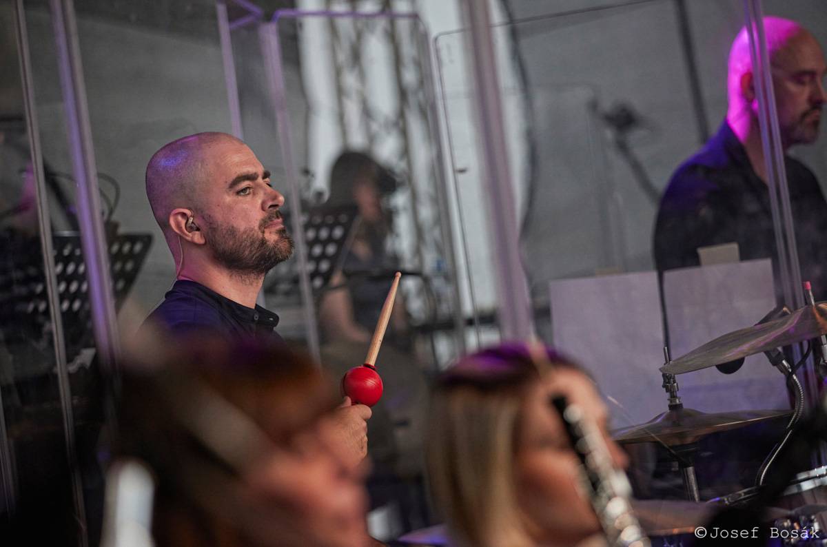 Michal Hrůza zahájil turné Symphonica na zahradě Trojského zámku, kapelu doprovází ženský orchestr i dětský sbor