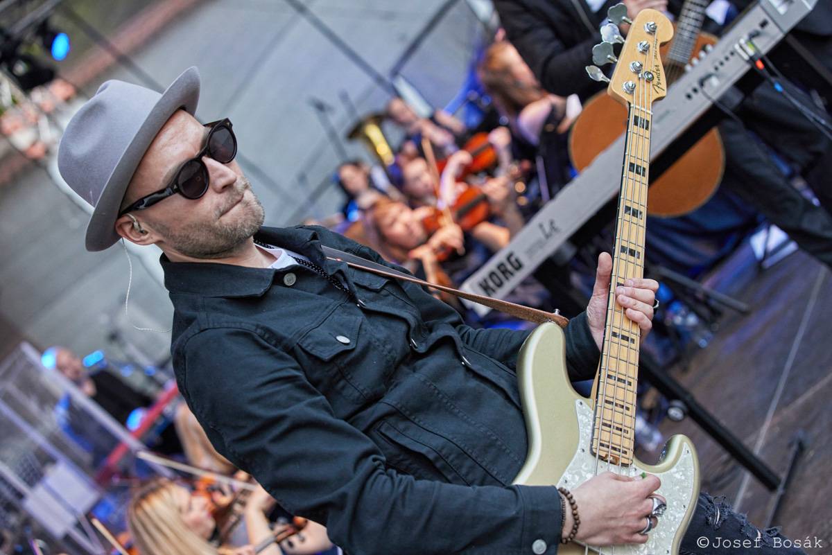 Michal Hrůza zahájil turné Symphonica na zahradě Trojského zámku, kapelu doprovází ženský orchestr i dětský sbor