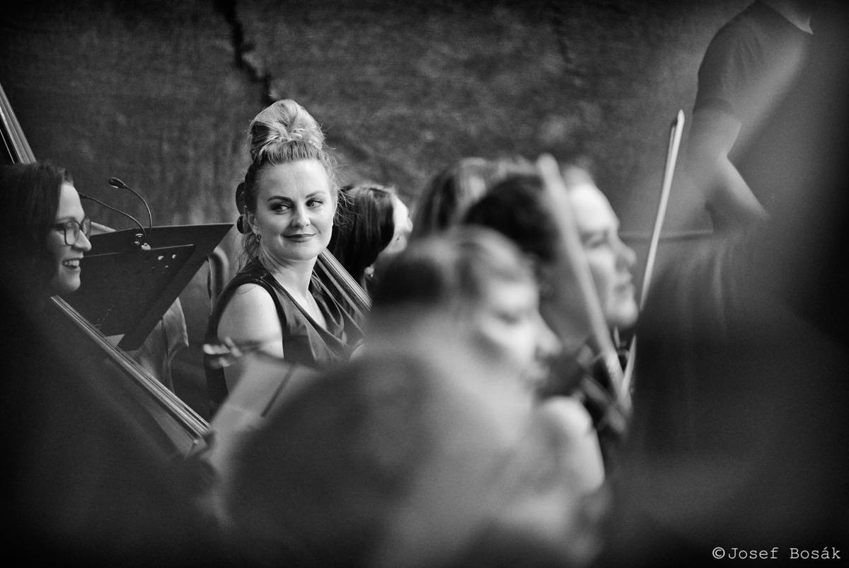 Michal Hrůza zahájil turné Symphonica na zahradě Trojského zámku, kapelu doprovází ženský orchestr i dětský sbor