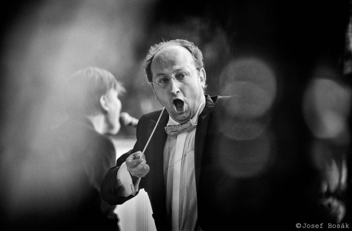 Michal Hrůza zahájil turné Symphonica na zahradě Trojského zámku, kapelu doprovází ženský orchestr i dětský sbor