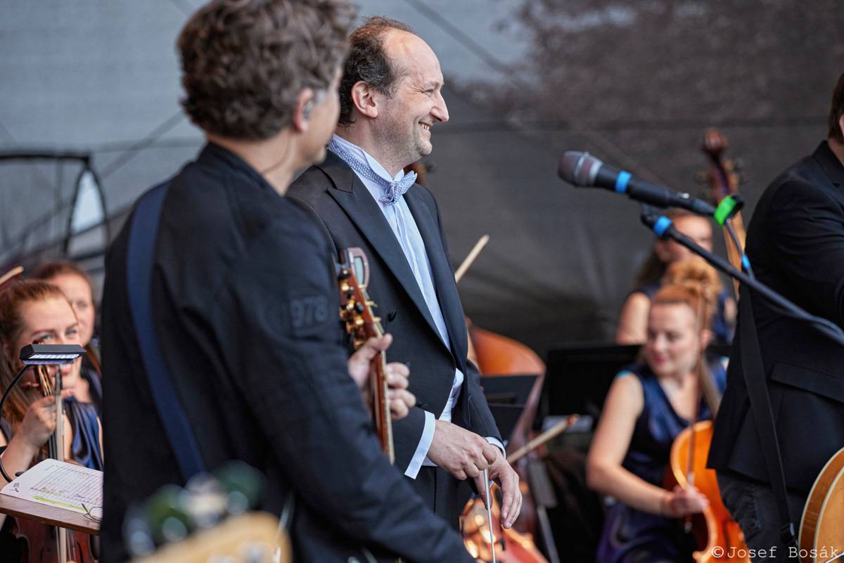 Michal Hrůza zahájil turné Symphonica na zahradě Trojského zámku, kapelu doprovází ženský orchestr i dětský sbor