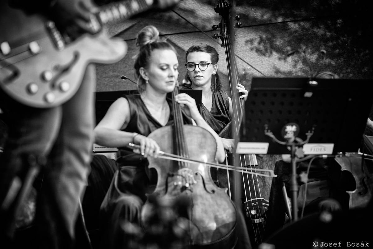 Michal Hrůza zahájil turné Symphonica na zahradě Trojského zámku, kapelu doprovází ženský orchestr i dětský sbor