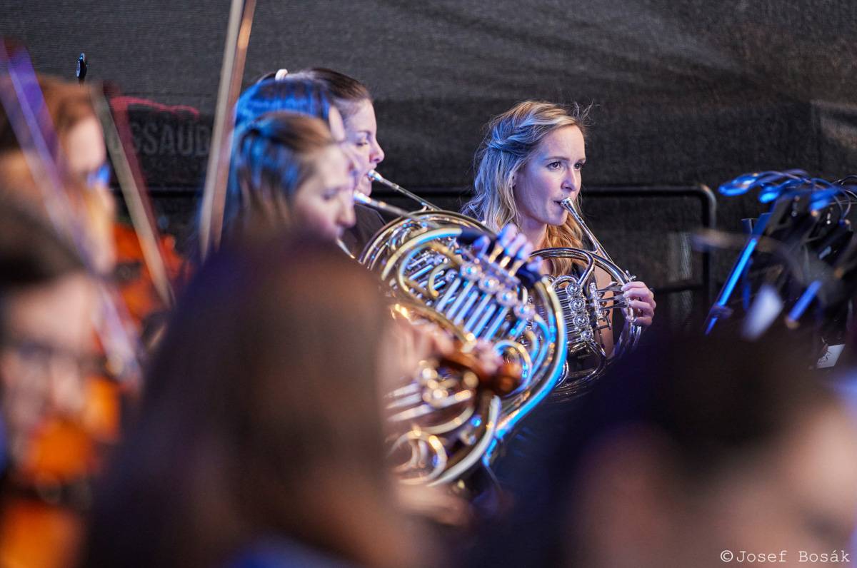 Michal Hrůza zahájil turné Symphonica na zahradě Trojského zámku, kapelu doprovází ženský orchestr i dětský sbor