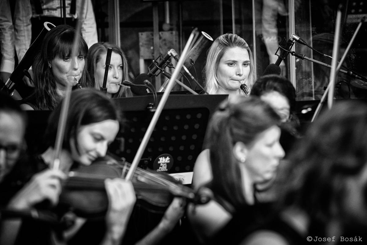 Michal Hrůza zahájil turné Symphonica na zahradě Trojského zámku, kapelu doprovází ženský orchestr i dětský sbor