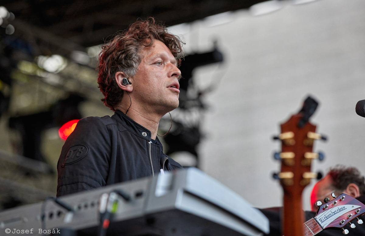 Michal Hrůza zahájil turné Symphonica na zahradě Trojského zámku, kapelu doprovází ženský orchestr i dětský sbor