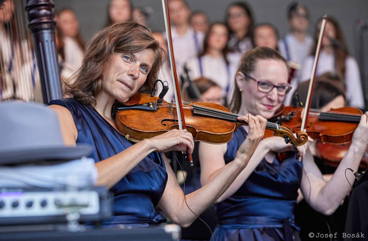 Michal Hrůza zahájil turné Symphonica na zahradě Trojského zámku, kapelu doprovází ženský orchestr i dětský sbor