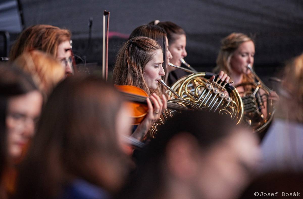 Michal Hrůza zahájil turné Symphonica na zahradě Trojského zámku, kapelu doprovází ženský orchestr i dětský sbor