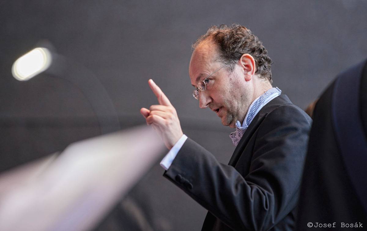 Michal Hrůza zahájil turné Symphonica na zahradě Trojského zámku, kapelu doprovází ženský orchestr i dětský sbor