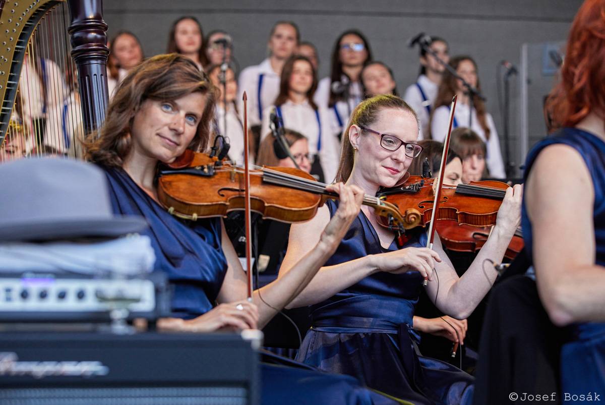 Michal Hrůza zahájil turné Symphonica na zahradě Trojského zámku, kapelu doprovází ženský orchestr i dětský sbor