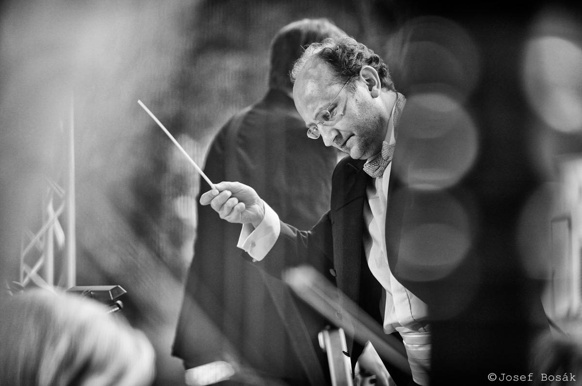Michal Hrůza zahájil turné Symphonica na zahradě Trojského zámku, kapelu doprovází ženský orchestr i dětský sbor