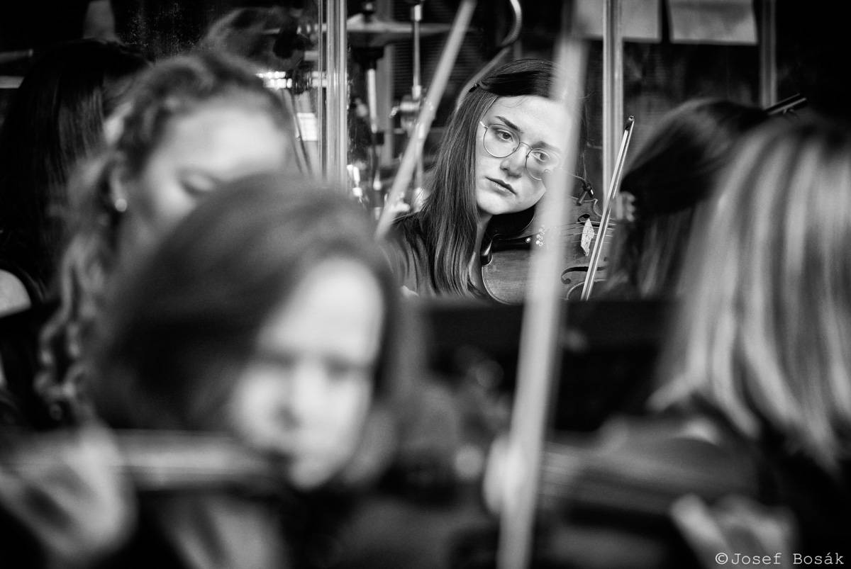 Michal Hrůza zahájil turné Symphonica na zahradě Trojského zámku, kapelu doprovází ženský orchestr i dětský sbor