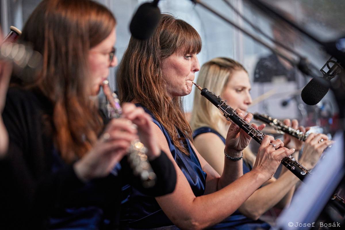 Michal Hrůza zahájil turné Symphonica na zahradě Trojského zámku, kapelu doprovází ženský orchestr i dětský sbor