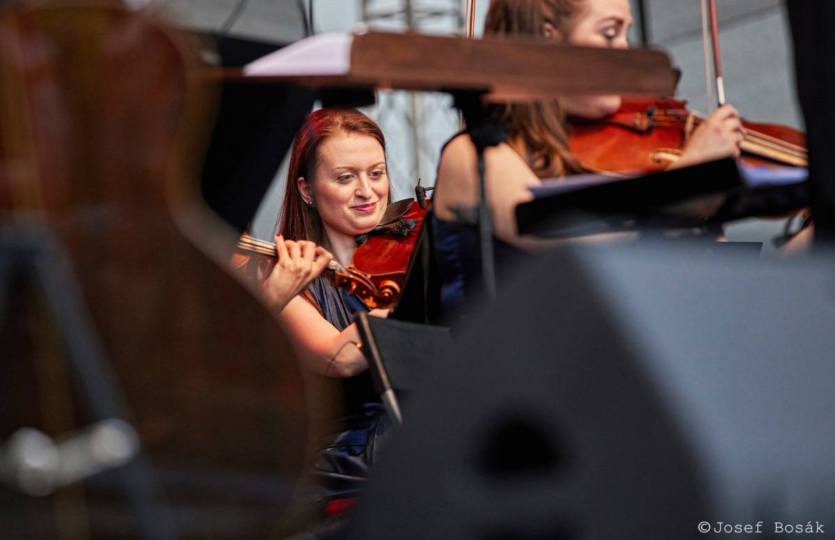 Michal Hrůza zahájil turné Symphonica na zahradě Trojského zámku, kapelu doprovází ženský orchestr i dětský sbor