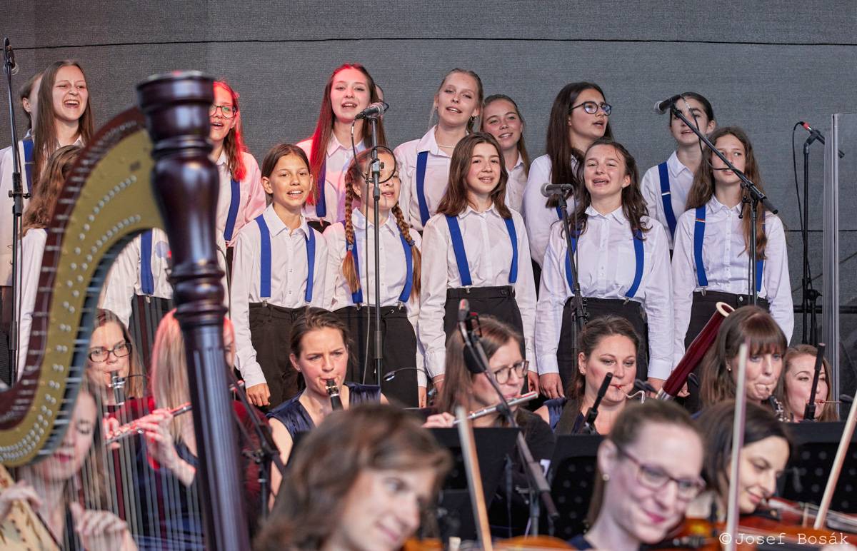 Michal Hrůza zahájil turné Symphonica na zahradě Trojského zámku, kapelu doprovází ženský orchestr i dětský sbor