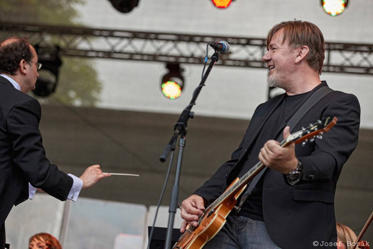 Michal Hrůza zahájil turné Symphonica na zahradě Trojského zámku, kapelu doprovází ženský orchestr i dětský sbor