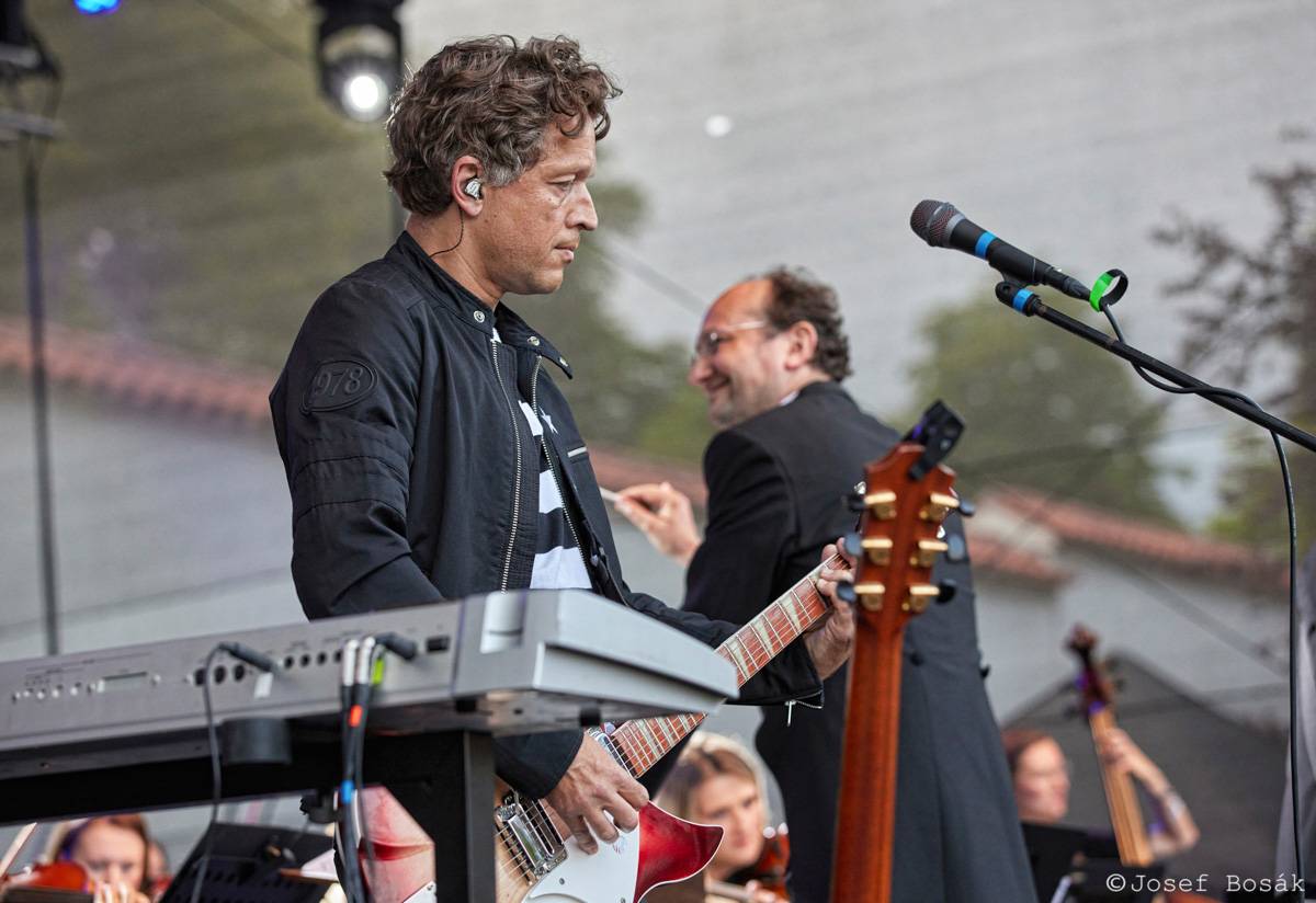 Michal Hrůza zahájil turné Symphonica na zahradě Trojského zámku, kapelu doprovází ženský orchestr i dětský sbor