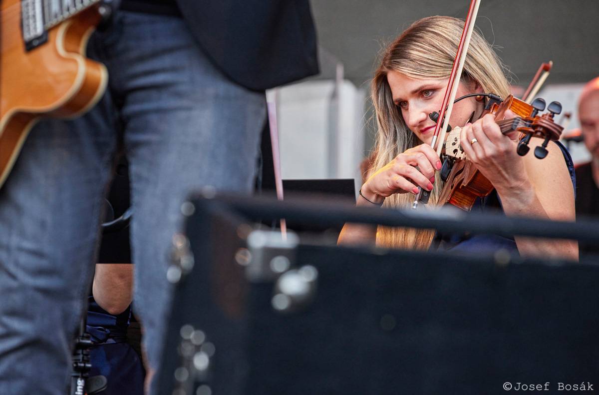 Michal Hrůza zahájil turné Symphonica na zahradě Trojského zámku, kapelu doprovází ženský orchestr i dětský sbor