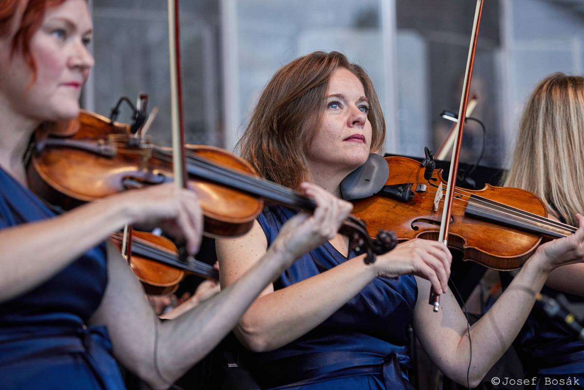 Michal Hrůza zahájil turné Symphonica na zahradě Trojského zámku, kapelu doprovází ženský orchestr i dětský sbor