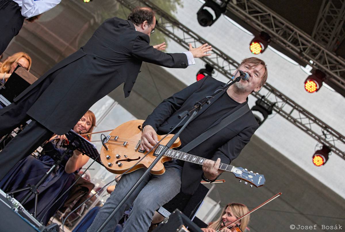 Michal Hrůza zahájil turné Symphonica na zahradě Trojského zámku, kapelu doprovází ženský orchestr i dětský sbor