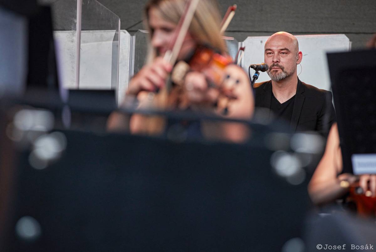 Michal Hrůza zahájil turné Symphonica na zahradě Trojského zámku, kapelu doprovází ženský orchestr i dětský sbor