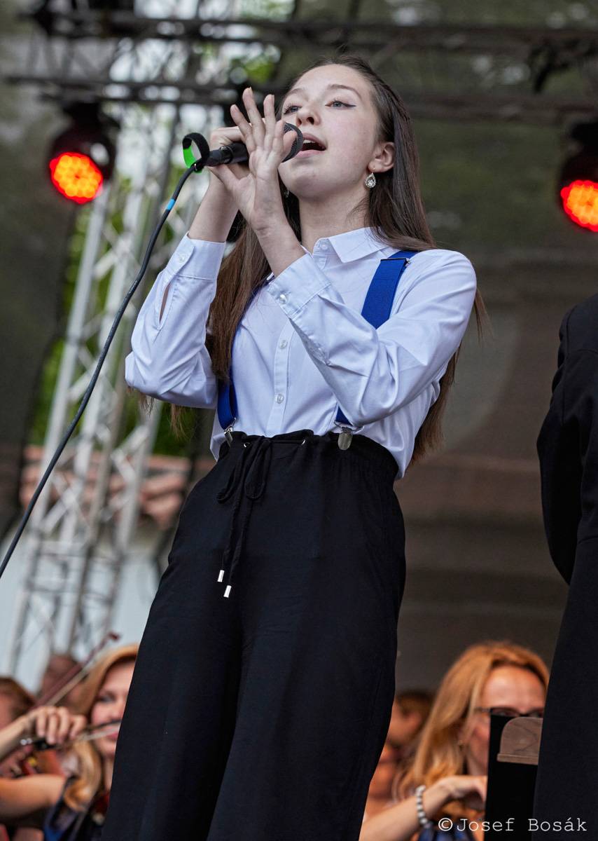 Michal Hrůza zahájil turné Symphonica na zahradě Trojského zámku, kapelu doprovází ženský orchestr i dětský sbor