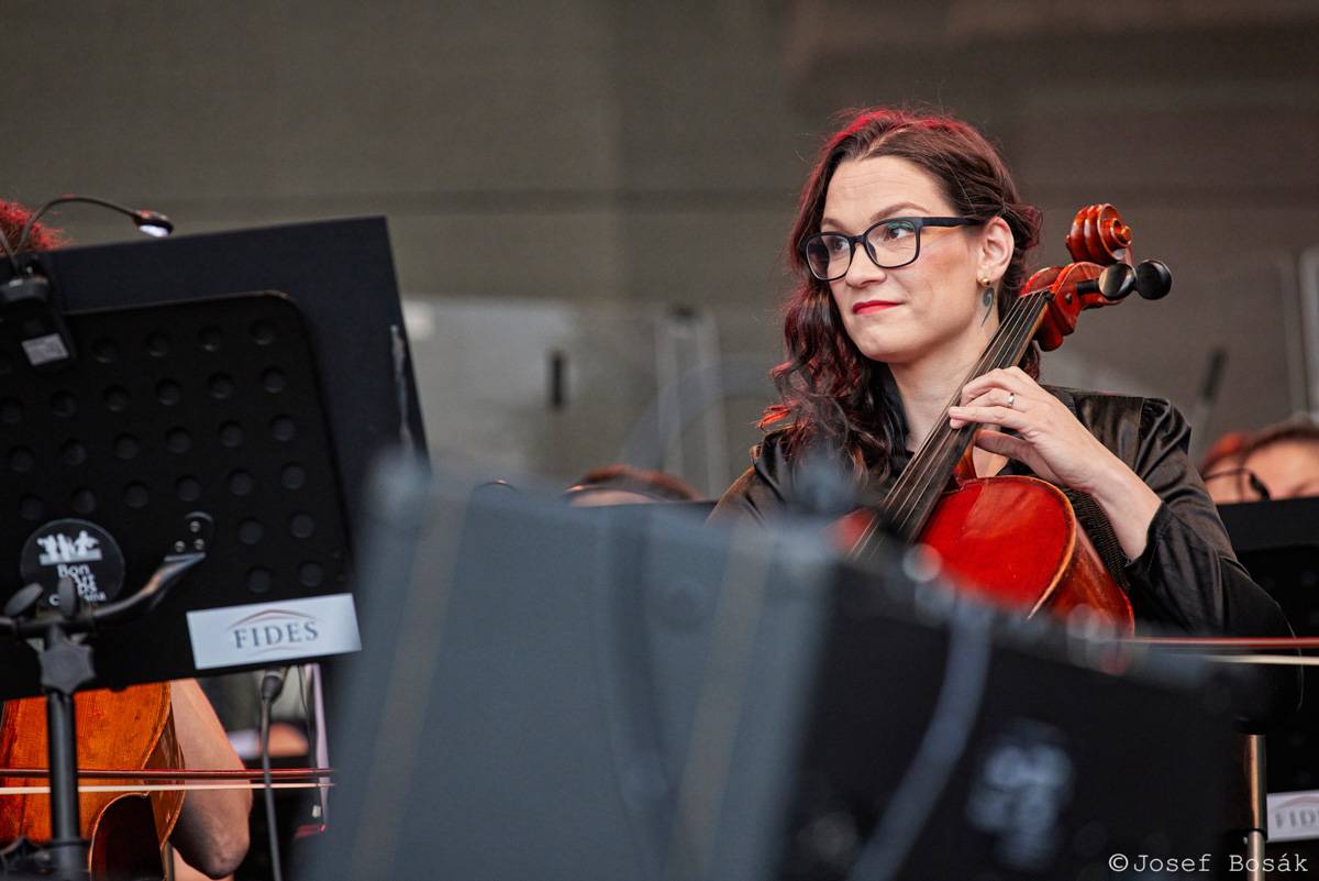 Michal Hrůza zahájil turné Symphonica na zahradě Trojského zámku, kapelu doprovází ženský orchestr i dětský sbor