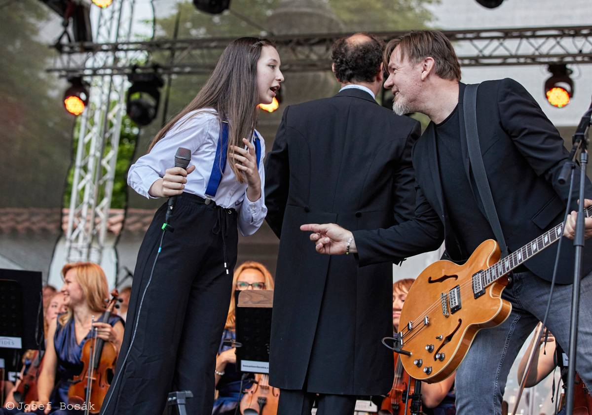 Michal Hrůza zahájil turné Symphonica na zahradě Trojského zámku, kapelu doprovází ženský orchestr i dětský sbor
