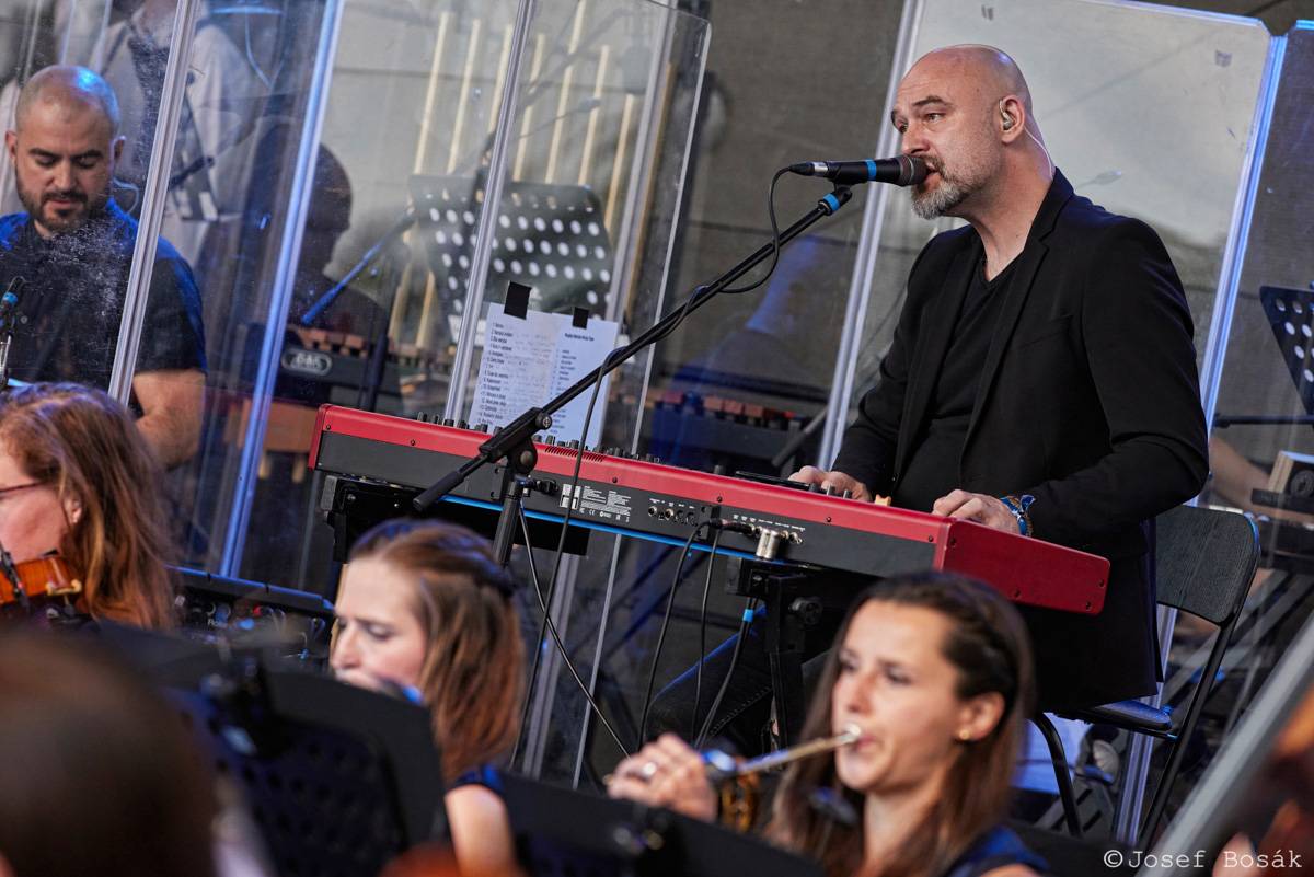 Michal Hrůza zahájil turné Symphonica na zahradě Trojského zámku, kapelu doprovází ženský orchestr i dětský sbor