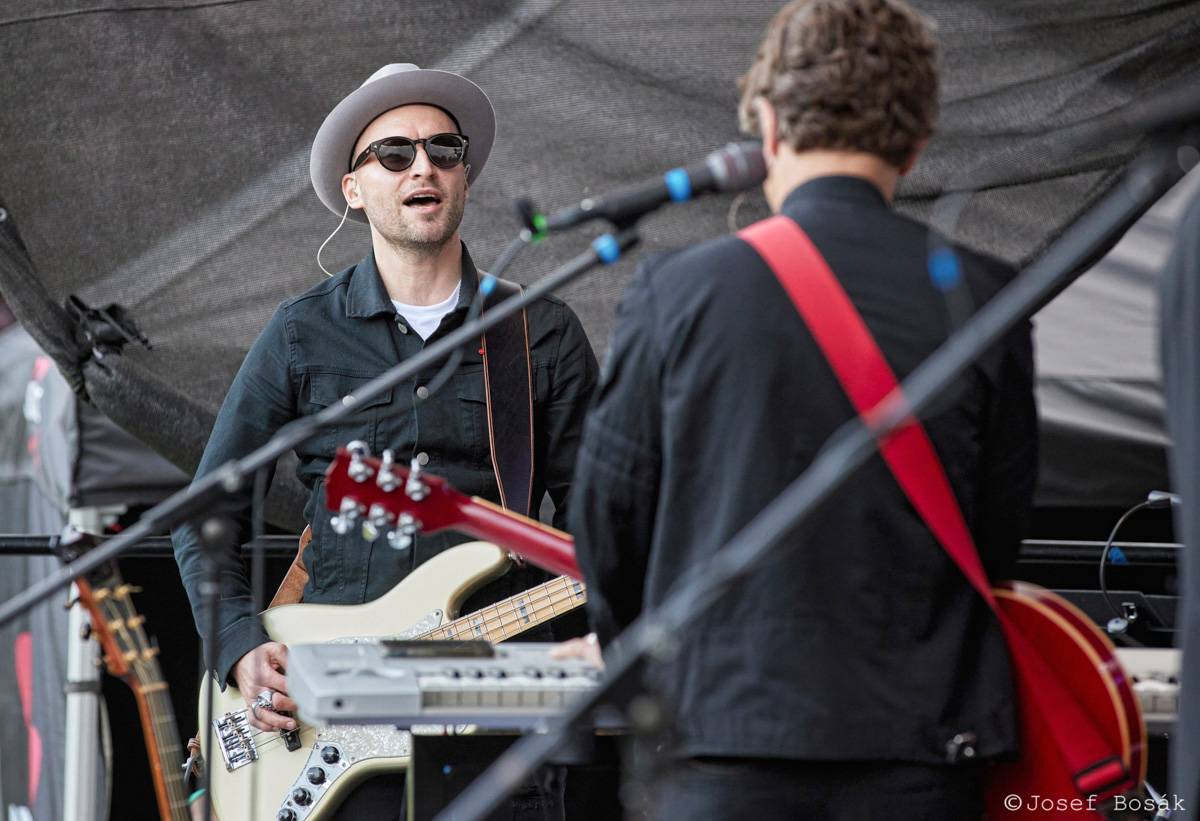 Michal Hrůza zahájil turné Symphonica na zahradě Trojského zámku, kapelu doprovází ženský orchestr i dětský sbor
