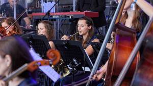 Michal Hrůza zahájil turné Symphonica na zahradě Trojského zámku, kapelu doprovází ženský orchestr i dětský sbor