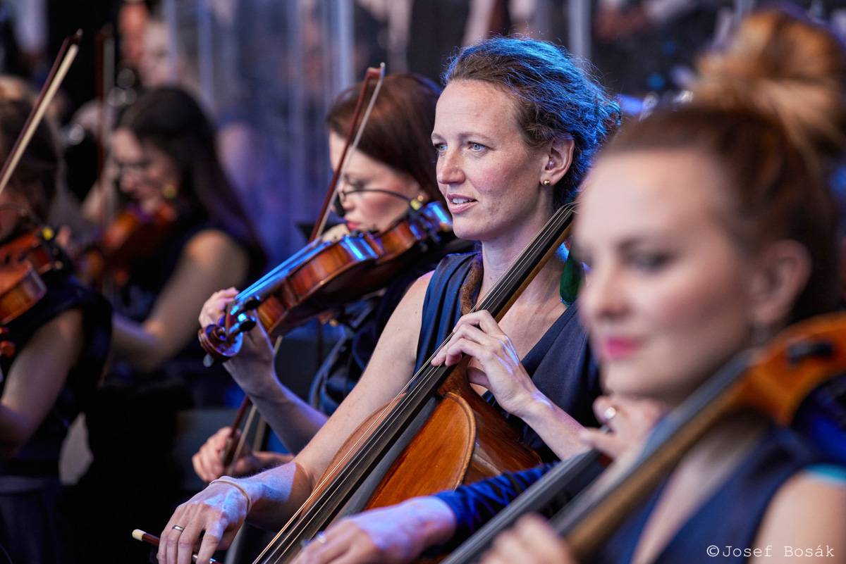 Michal Hrůza zahájil turné Symphonica na zahradě Trojského zámku, kapelu doprovází ženský orchestr i dětský sbor