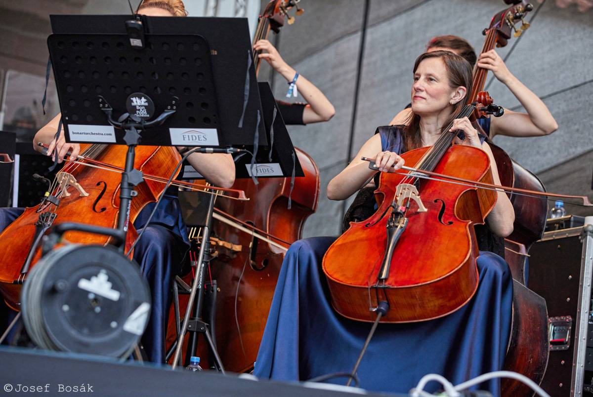 Michal Hrůza zahájil turné Symphonica na zahradě Trojského zámku, kapelu doprovází ženský orchestr i dětský sbor