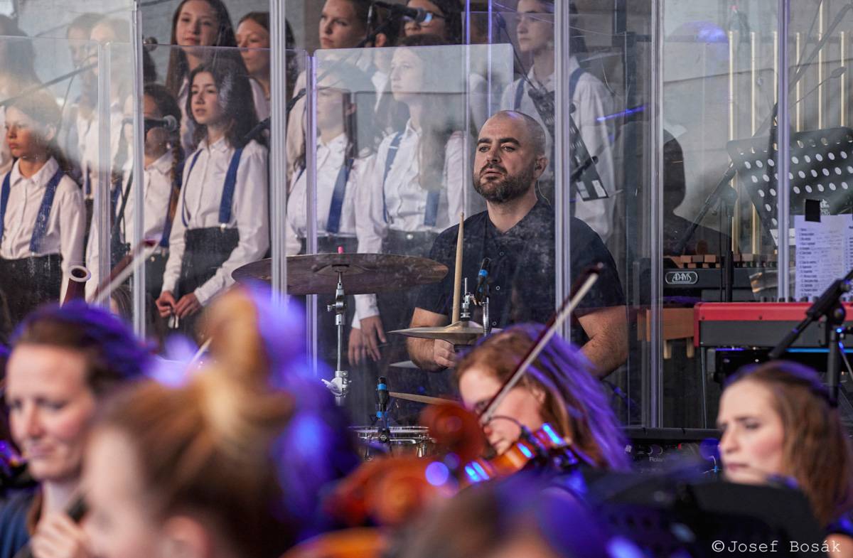 Michal Hrůza zahájil turné Symphonica na zahradě Trojského zámku, kapelu doprovází ženský orchestr i dětský sbor